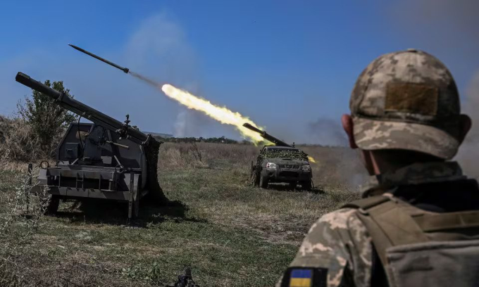 Lực lượng Ukraine khai hỏa về phía mục tiêu Nga gần tiền tuyến ở tỉnh Zaporizhzhia hôm 19/8. Ảnh: Reuters